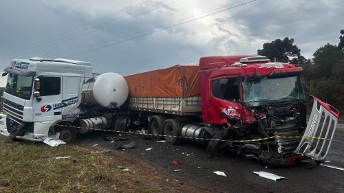 Colisão entre três caminhões deixa motorista ferido