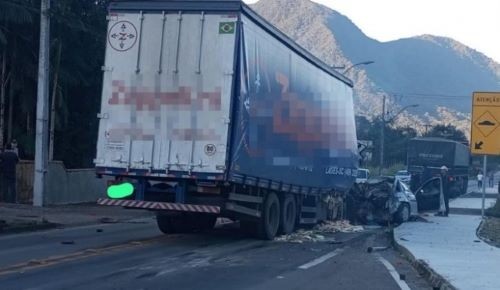 Homens morrem prensados em veículo após caminhão ficar sem freios na SC-418