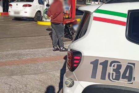 Jovem realiza manobra na contramão, “corta giro” na frente de viatura da PM e é autuado