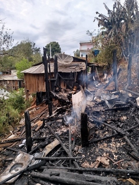 Duas residências são consumidas pelo fogo em Maravilha