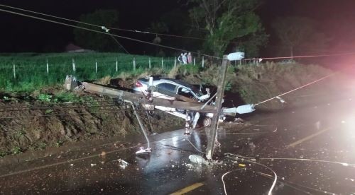 Mulher sai ilesa de violenta colisão em poste na SC-163 entre SMOeste e Descanso