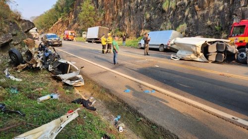 Veículo parte ao meio em acidente com vítimas em estado grave na BR-282