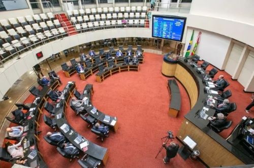 Pacote do governo para isentar imposto em 9 setores é aprovado em comissão da Alesc
