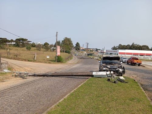 Carro colide e derruba dois postes no Centro do município em cidade do Oeste