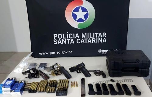 Após denúncia, polícia prende morador acusado de vender armas e munições em Chapecó