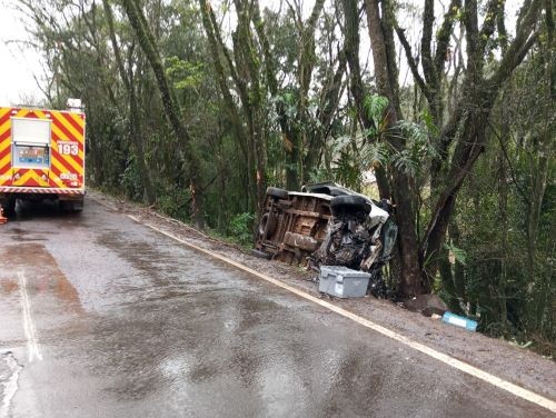 Motorista sai ilesa de capotamento de veículo na BR-282 no Oeste