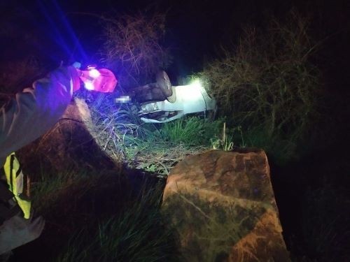 Motorista se perde na curva em rodovia em obra e capota veículo na BR-282