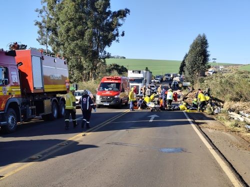 Quatro adultos e uma criança sofrem ferimentos em grave acidente entre carro e caminhão