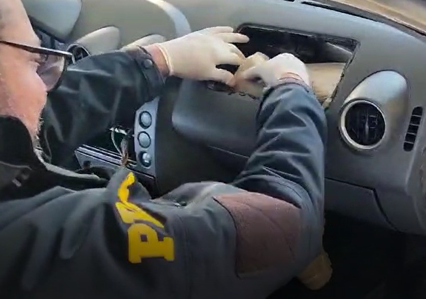 PRF flagra automóvel recheado de maconha na BR-282