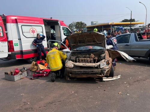 Grave acidente entre carros e caminhão é registrado na BR-282 no Oeste