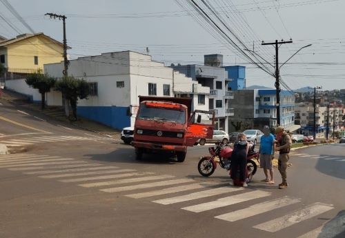 Motociclista fica ferido em colisão com caminhão no centro de Cunha Porã