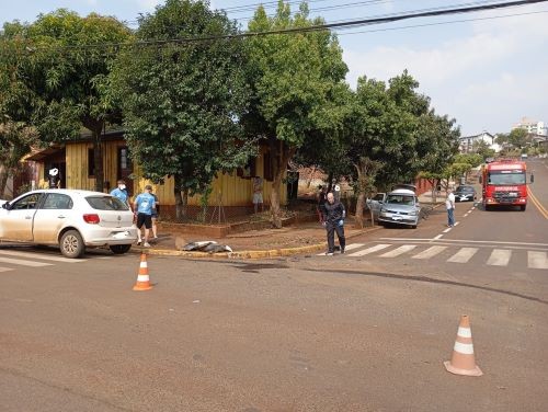 Acidente no centro de Cunha Porã deixa vítima presa às ferragens