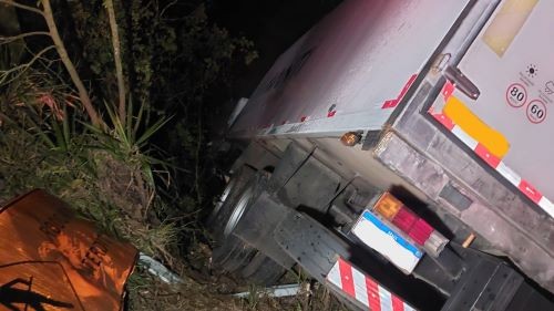Caminhão sai de pista e colide com barranco no Oeste de SC