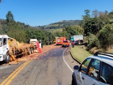 Grave acidente entre caminhões e van bloqueia rodovia no Oeste de SC