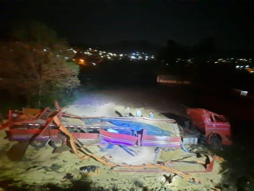 Caminhoneiro é resgatado após capotamento na 