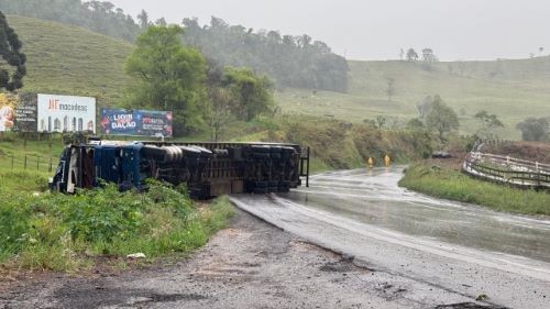 Caminhoneiro sai ileso após tombamento de carreta na BR-282 no Oeste