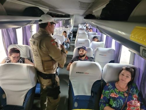 PMRv realiza fiscalização e palestras em ônibus intermunicipais em São Miguel do Oeste e Chapecó