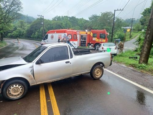 Colisão entre dois veículos deixa dois feridos na SC-163, no Oeste