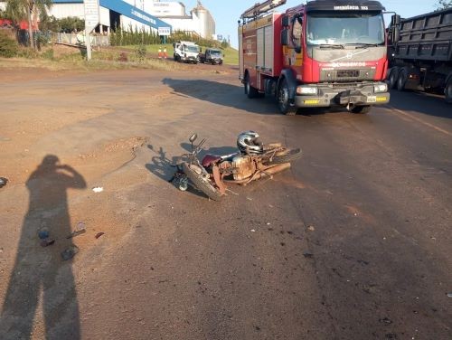 Colisão entre caminhão e moto na BR-282 deixa motociclista ferida em Pinhalzinho