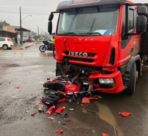 Grave acidente entre motocicleta e caminhão deixa duas vítimas feridas, no Oeste