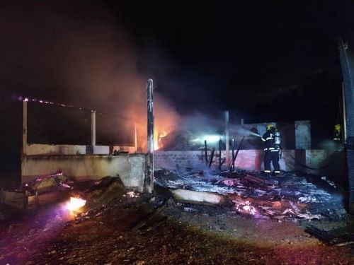 Animais morrem após incêndio em galpão no interior de Faxinal dos Guedes