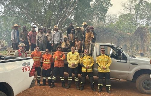 Bombeiros de SC resgatam grupo de brigadistas durante combate às chamas no MT