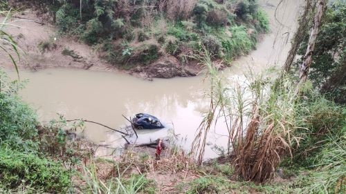 Carro cai no rio em SC, mobiliza mergulhador para buscas e motorista é encontrado em casa