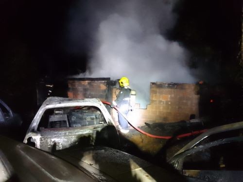 Três carros ficam destruídos após casa pegar fogo no Oeste