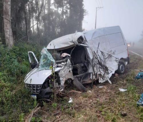 Colisão entre Caminhão e Van mobiliza Bombeiros de Campo Erê