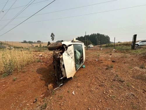 Mulher fica ferida ao perder o controle do veículo durante ultrapassagem, sair da pista e capotar, em Xanxerê