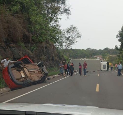 Veículos tombam e rodovia é interditada após grave acidente no Oeste de SC