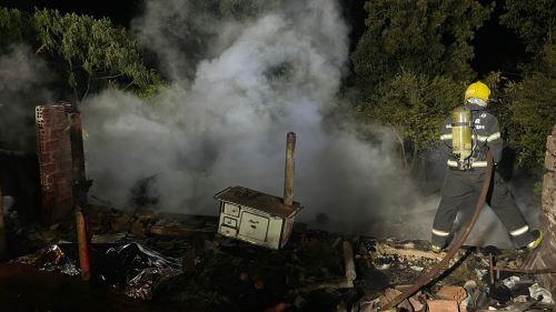Morador é encontrado carbonizado após incêndio destruir residência no Oeste