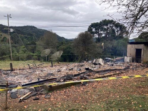 Corpos são encontrados em casa destruída por incêndio na Serra de SC