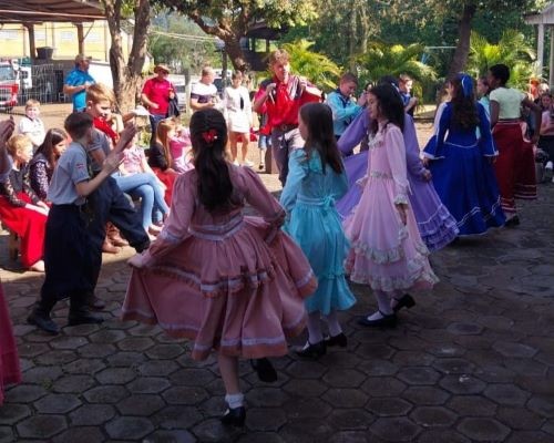 Escola Tiradentes de Cunha Porã celebra o Dia do Gaúcho com evento cultural e entrega de boletins
