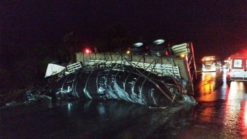 Carreta tomba na BR-282 após saída de pista em Ponte Serrada