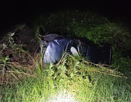 Mulher dorme ao volante e capota veículo no Oeste