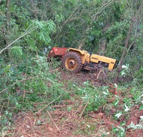 Trabalhador é socorrido com ferimentos graves após cair com trator em ribanceira