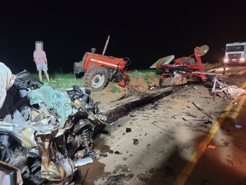 Acidente entre caminhonete e trator agrícola deixa dois feridos no Oeste de SC