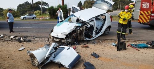 Colisão frontal entre carro e caminhão deixa uma pessoa ferida na BR-282 no Oeste