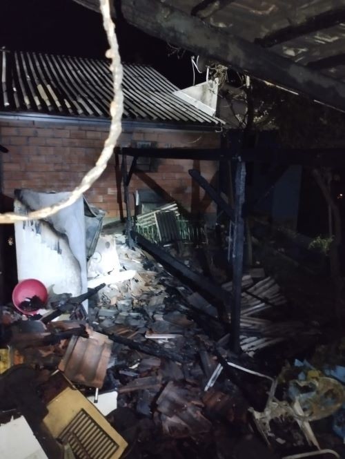 Incêndio na madrugada desta sexta-feira destrói residência no Bairro União, em Maravilha
