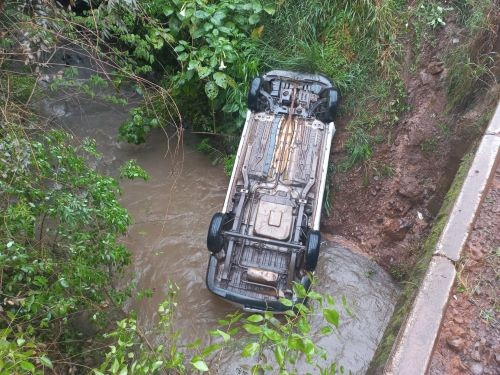Homem fica ferido após carro cair de ponte no Oeste de Santa Catarina