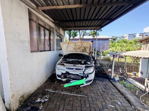 Incêndio em veículo mobiliza Bombeiros no centro de Maravilha