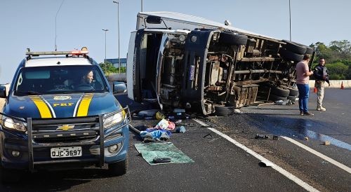  Tombamento de caminhão interdita viaduto de acesso à BR-480 em Chapecó