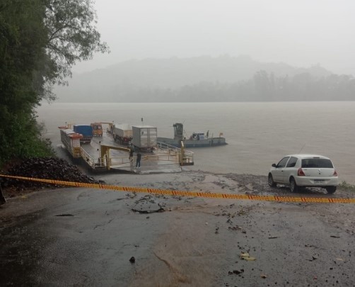Veículo cai no Rio Uruguai e Bombeiros buscam vítimas em Itapiranga