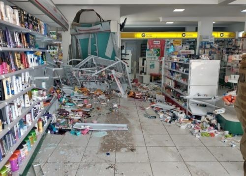 Condutora perde controle de veículo e invade estabelecimento comercial no Oeste
