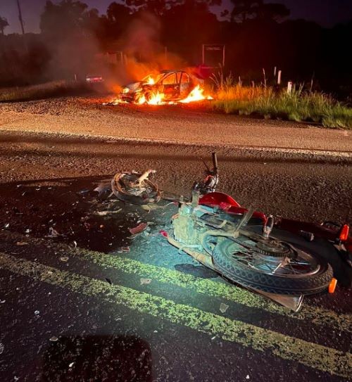 Jovem de 19 anos morre em colisão com carro, que pega fogo na BR-470