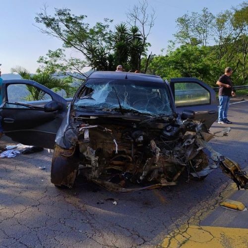 Homem fica gravemente ferido após colisão frontal entre carro e carreta na BR-153, no Oeste