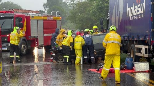 Motorista fica presa as ferragens em grave acidente entre caminhão e carro na SC 157 no Oeste SC