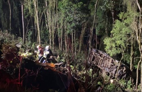 Acidente com Van da Banda Nave Som deixa 10 feridos na SC-390