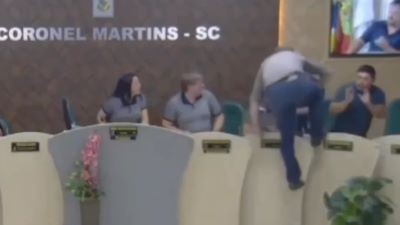 Vereador corre atrás de outro em confusão durante sessão legislativa em SC